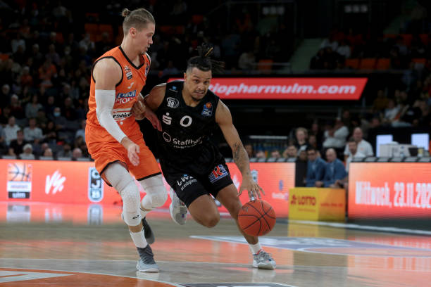 围绕着他与 围绕着他与